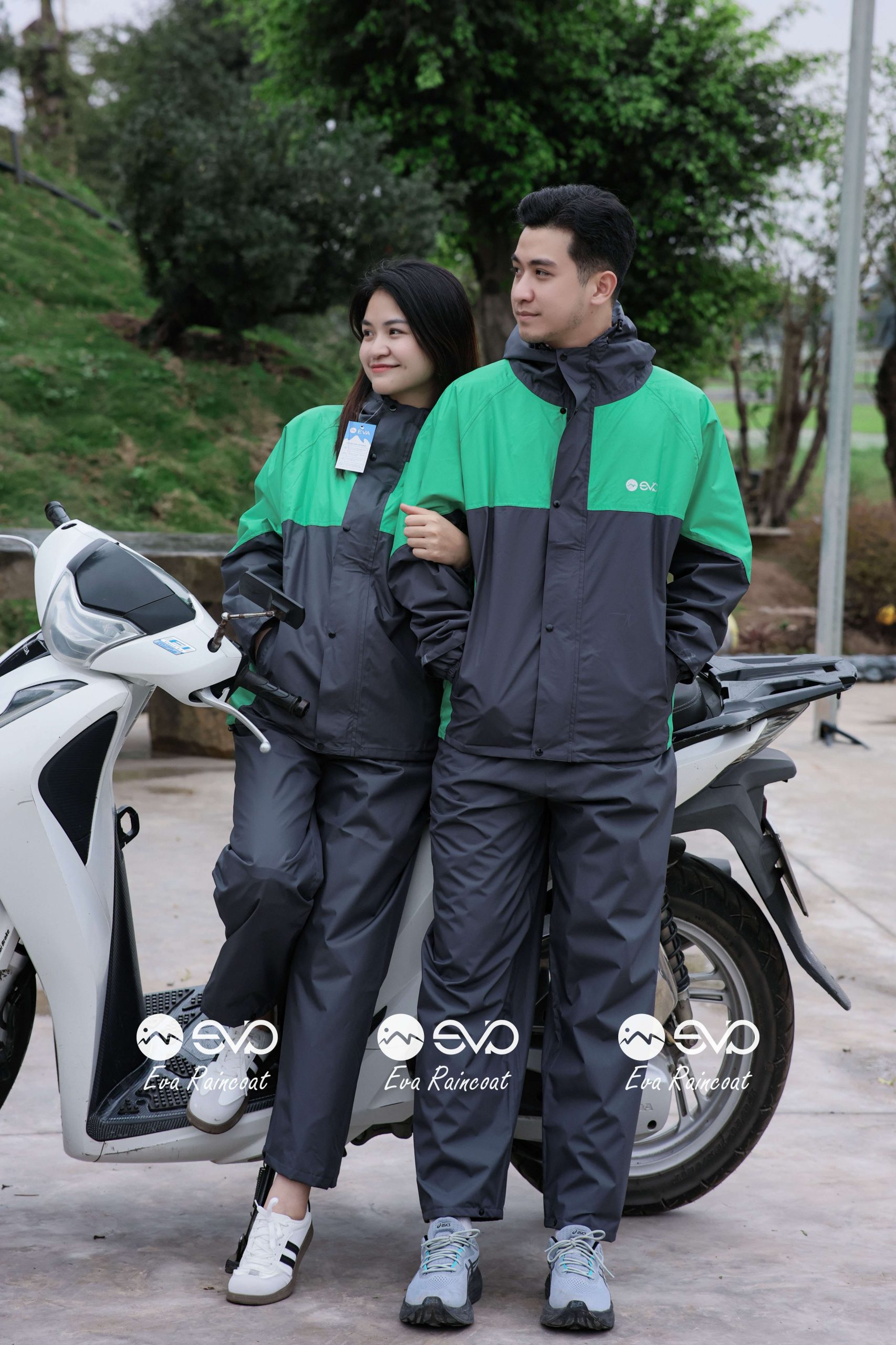 IMG_2001 Áo Mưa Bộ 2 Lớp EVA Hàng Xuất Khẩu – Xanh Ngọc Lục Bảo (Emerald Green), Form Gọn Đi Xe Máy